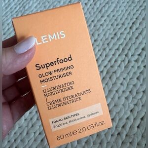 ELEMIS SUPERFOOD GLOW PRIMING MOISTURISER

60ml

Kombucha Glow Moisturizer